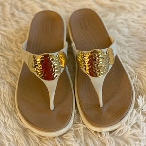 CROCS Sanrah hammered medallion wedge women’s sandals size 8 like new!